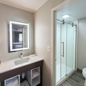 Combined shower/bathtub, towels - Motel 6 Newark, DE (Newark)