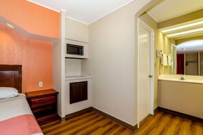 Combined shower/bathtub, towels - Motel 6 Newark, DE (Newark)