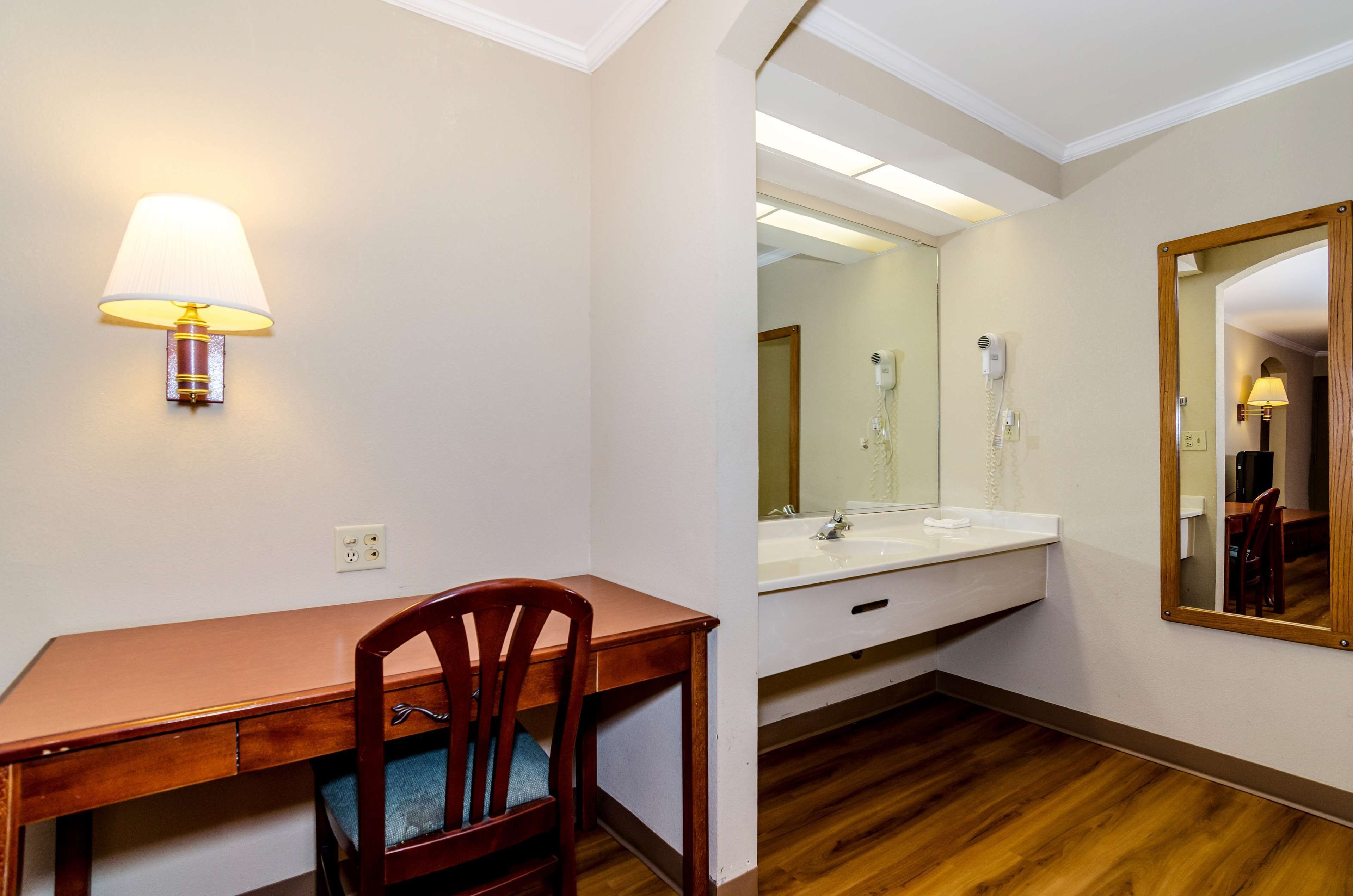 Combined shower/tub, towels