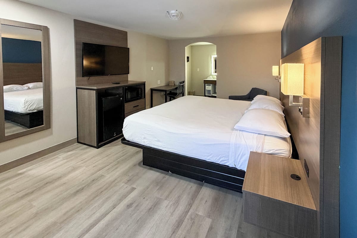Cortinas blackout, wifi gratis y ropa de cama