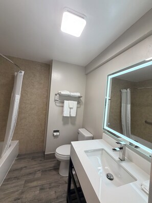 Combined shower/bathtub, towels - Motel 6 Newark, DE (Newark)