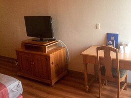 Blackout drapes, free WiFi, bed sheets
