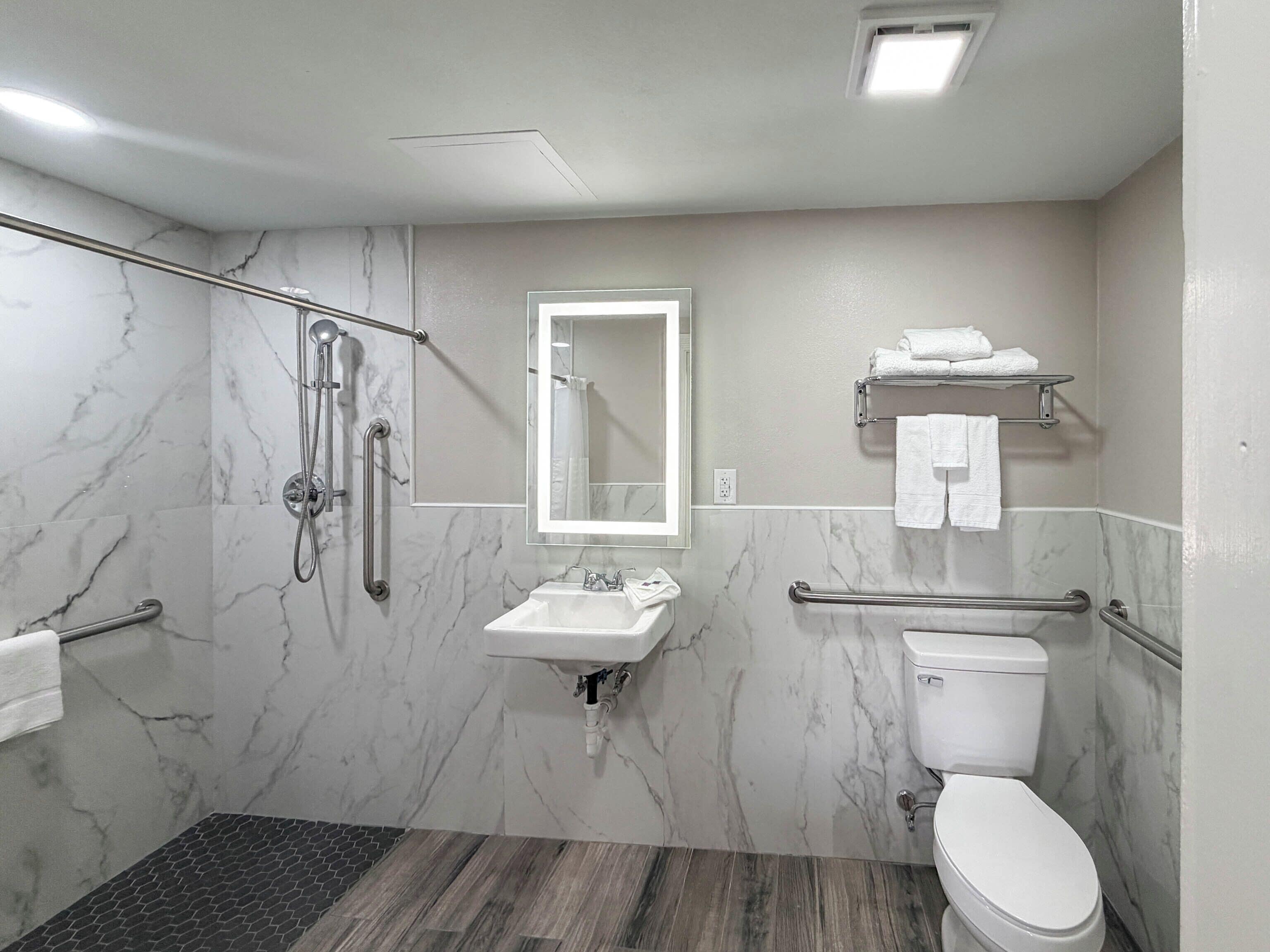 Combined shower/tub, towels