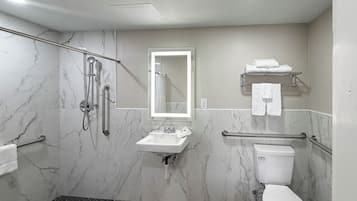 Combined shower/tub, towels