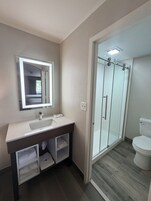 Ducha y bañera combinadas y toallas