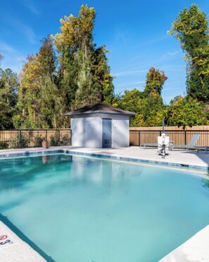 Utendørsbasseng, bassengparasoller og solsenger