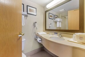 Combined shower/tub, hydromassage showerhead, free toiletries