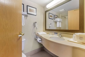 Combined shower/tub, hydromassage showerhead, free toiletries