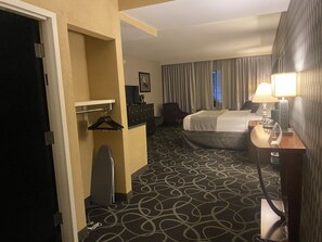 Deluxe Room, 1 Queen Bed, Accessible | 1 bedroom, premium bedding, pillowtop beds, in-room safe