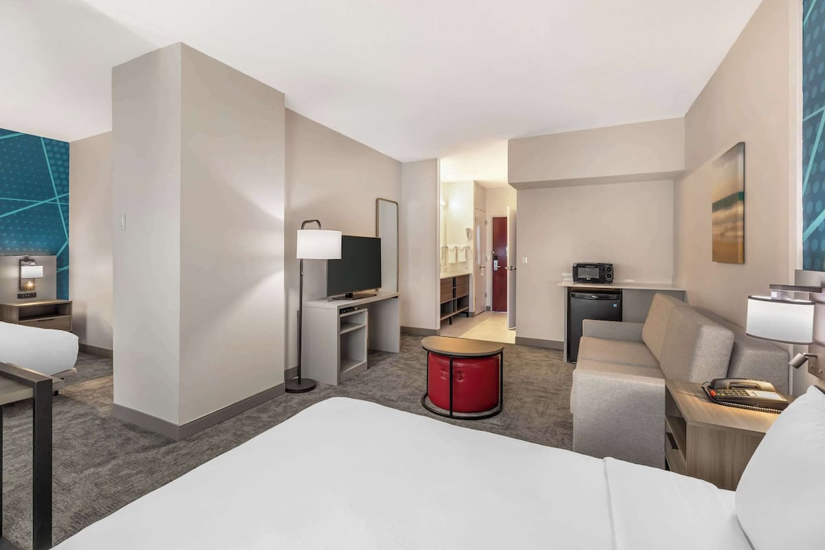 suite, multiple beds, accessible, non smoking | premium bedding, individually decorated, individually furnished, desk