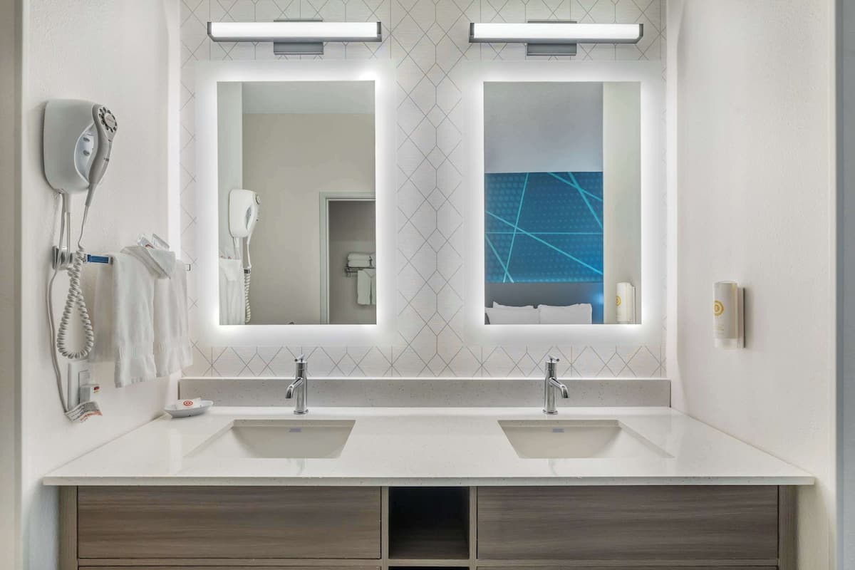 combined shower/bathtub, hydromassage showerhead, free toiletries