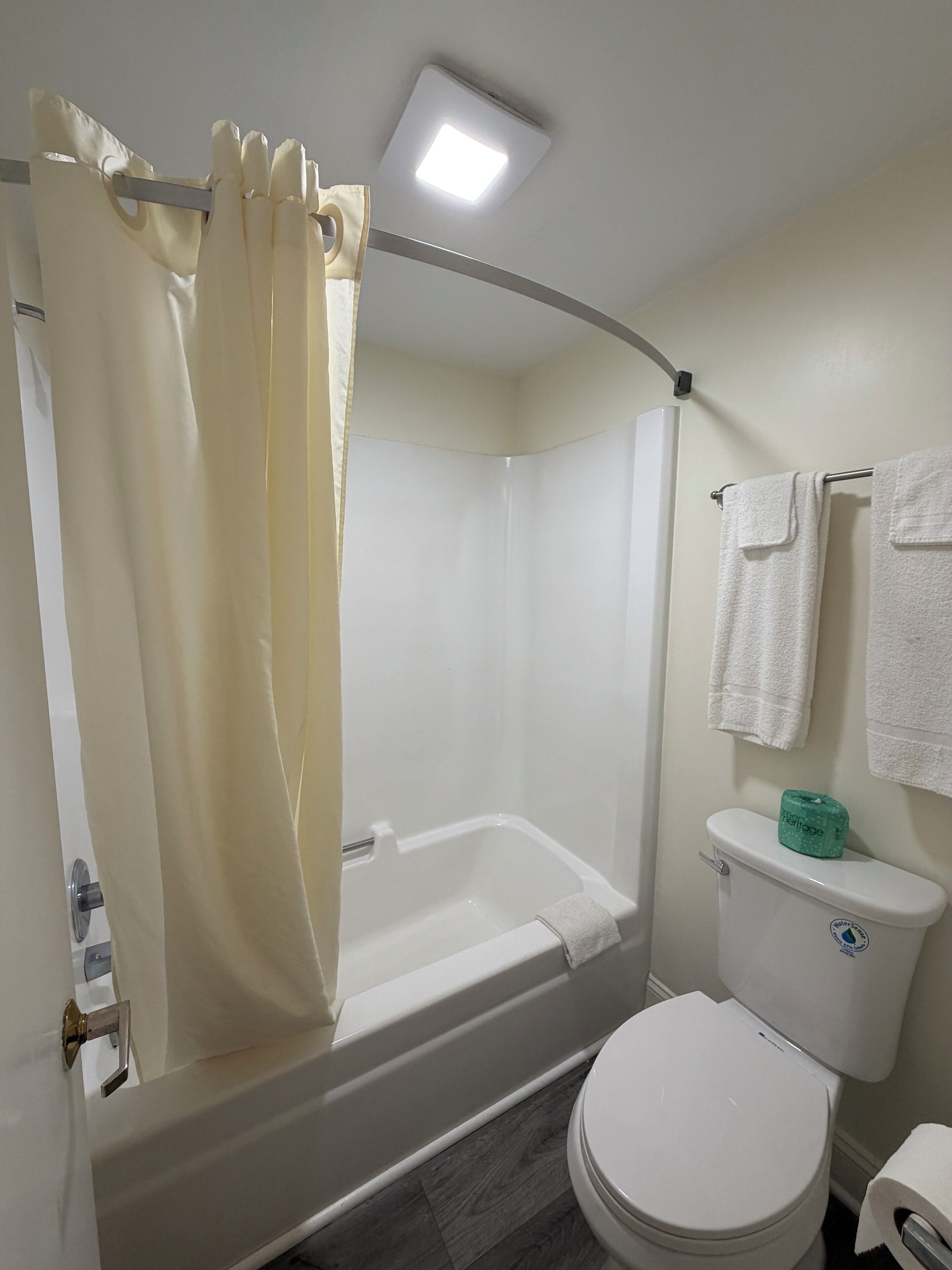 Hydromassage showerhead, free toiletries, hair dryer, towels