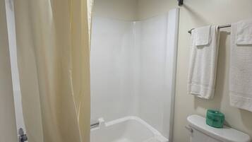 Hydromassage showerhead, free toiletries, hair dryer, towels