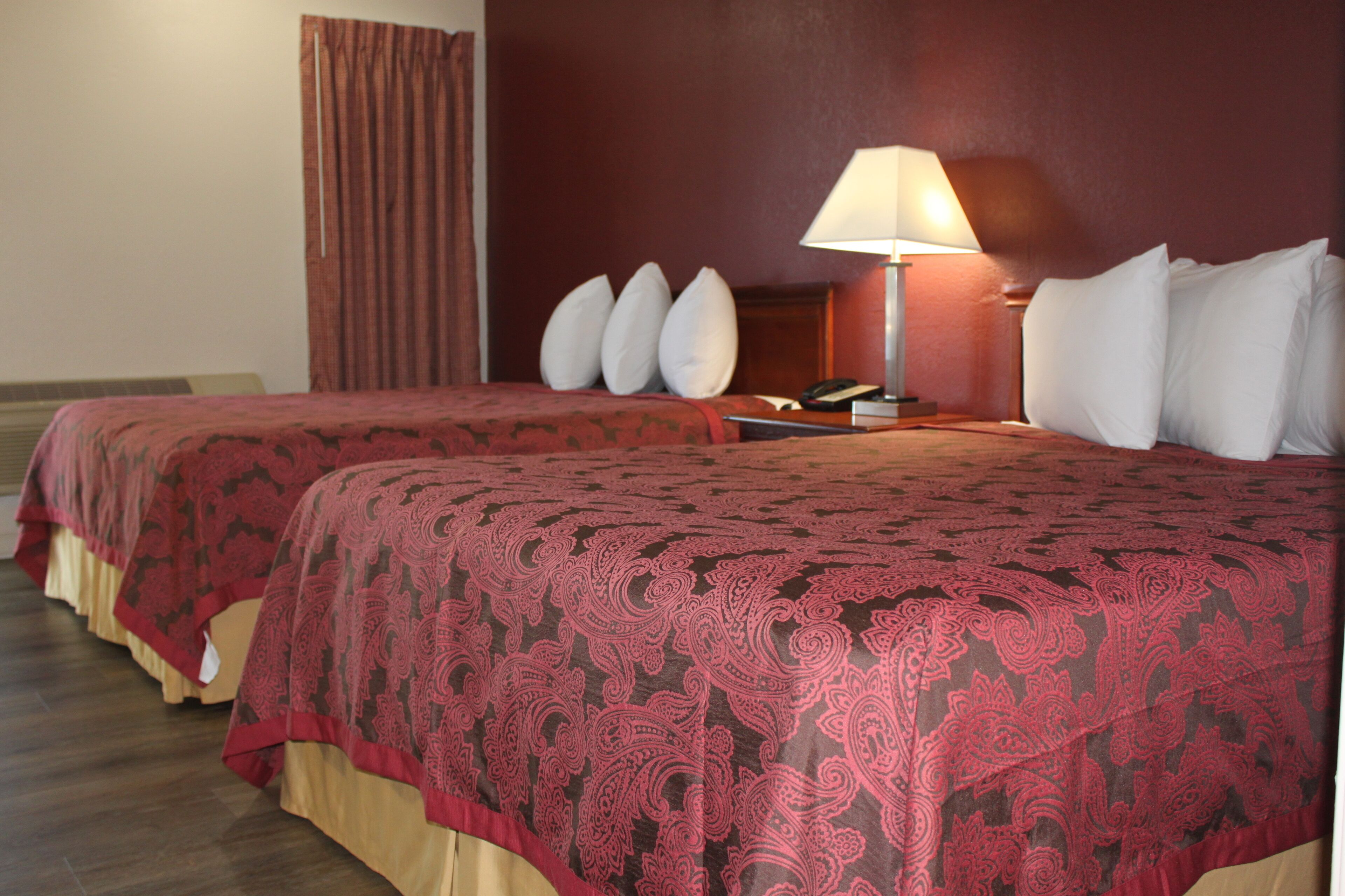 Escritorio, espacio para trabajar con laptop y cortinas blackout 