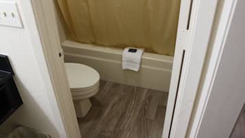 Een hydromassagedouche, gratis toiletartikelen, een haardroger