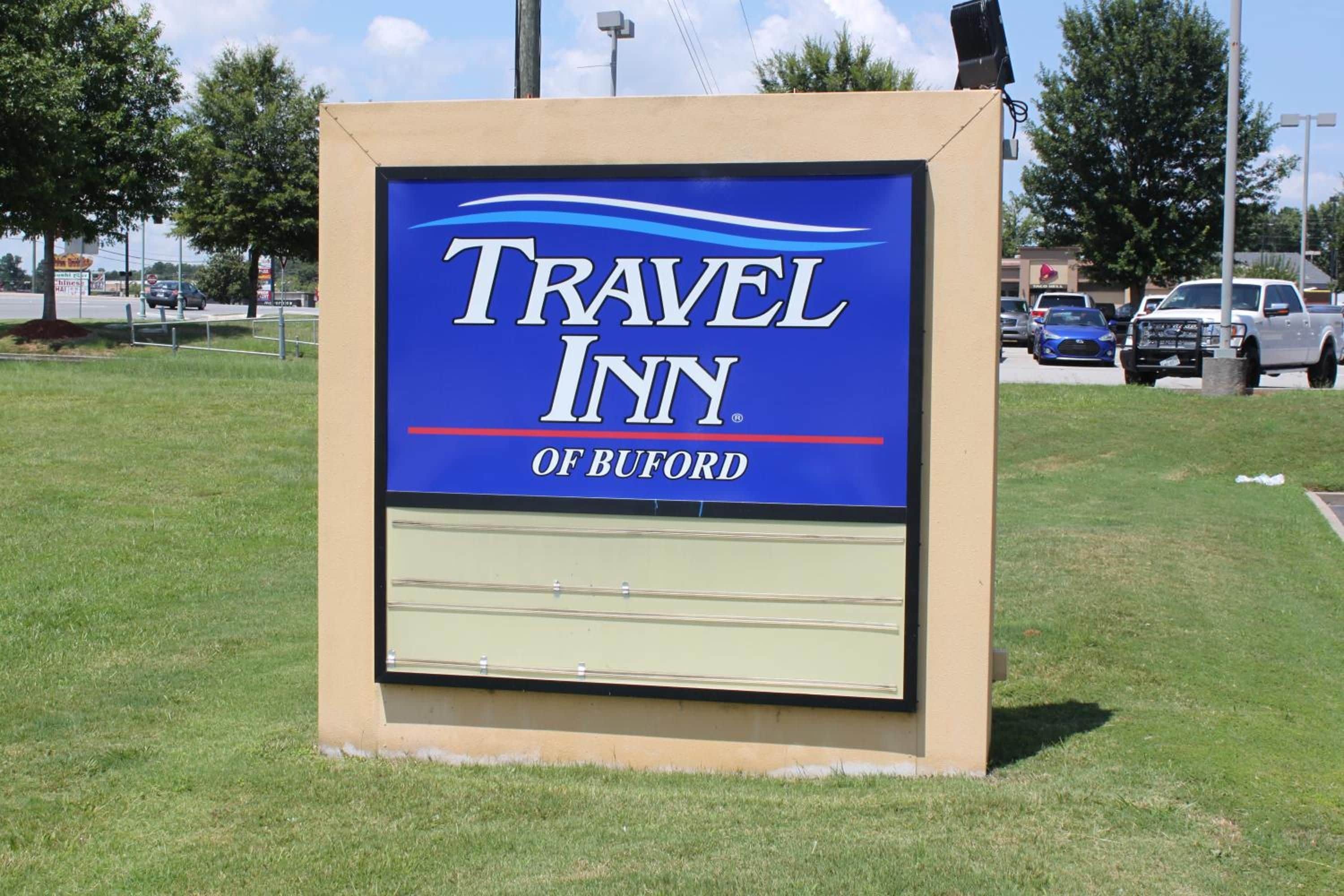 Señal de Travel Inn con fondo azul y letras blancas.