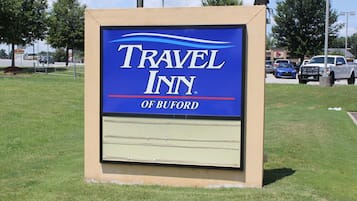 Señal de Travel Inn con fondo azul y letras blancas.