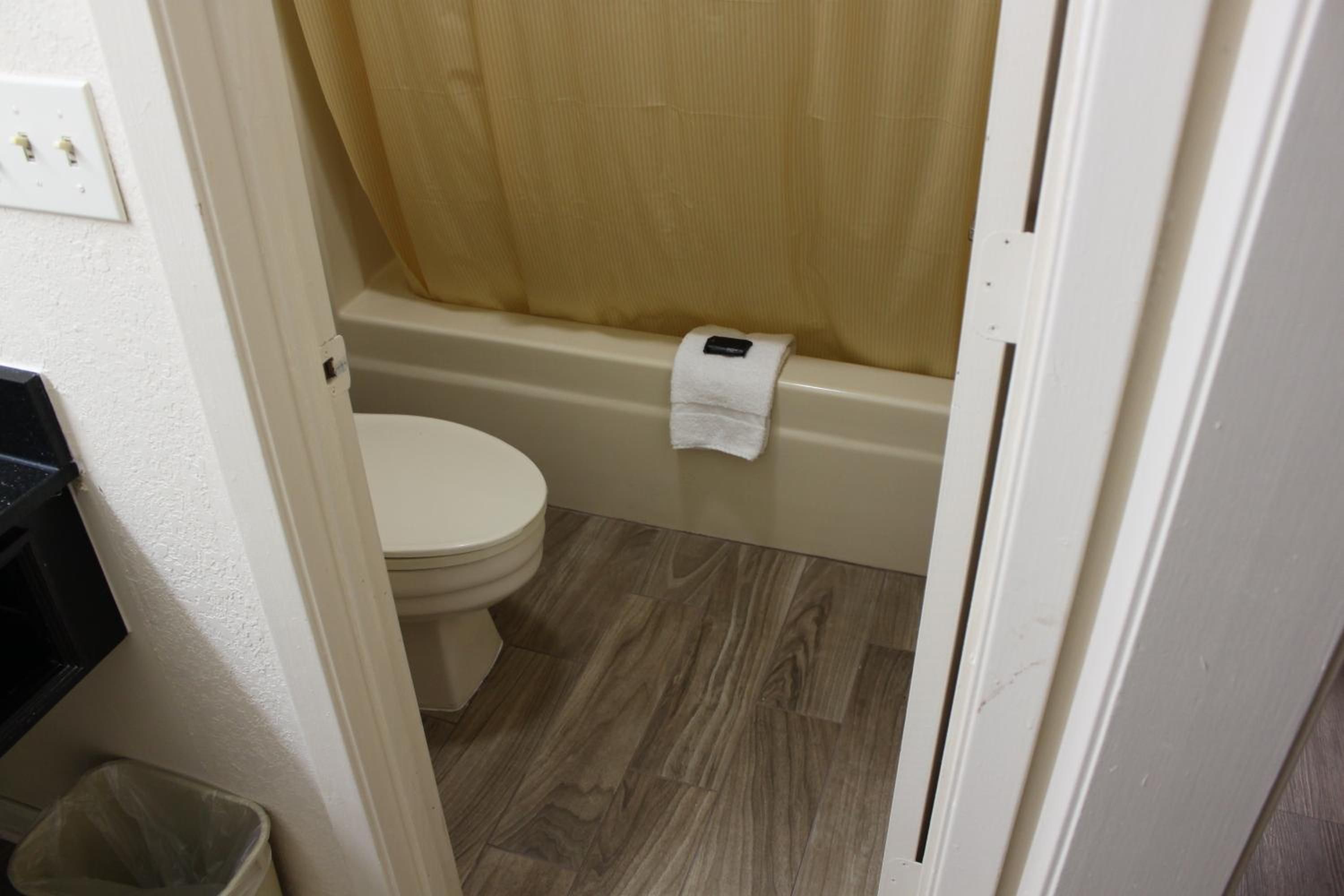 Hydromassage showerhead, free toiletries, hair dryer, towels