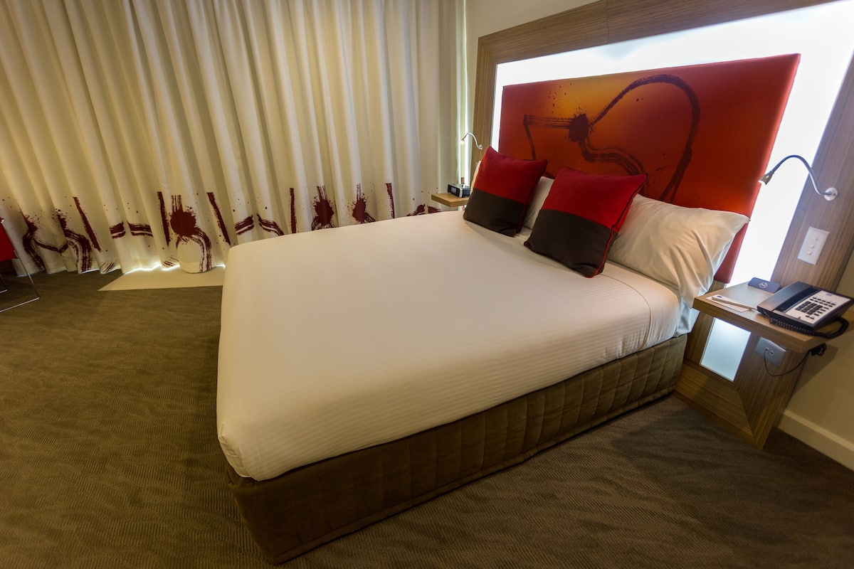 Standard Room, 1 King Bed | In-room safe, desk, blackout drapes, iron/ironing board