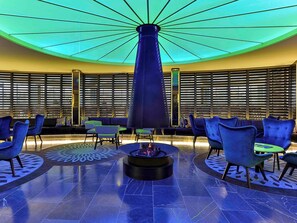 3 bars/lounges