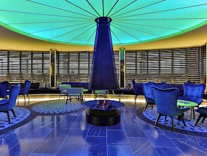3 Bars/Lounges