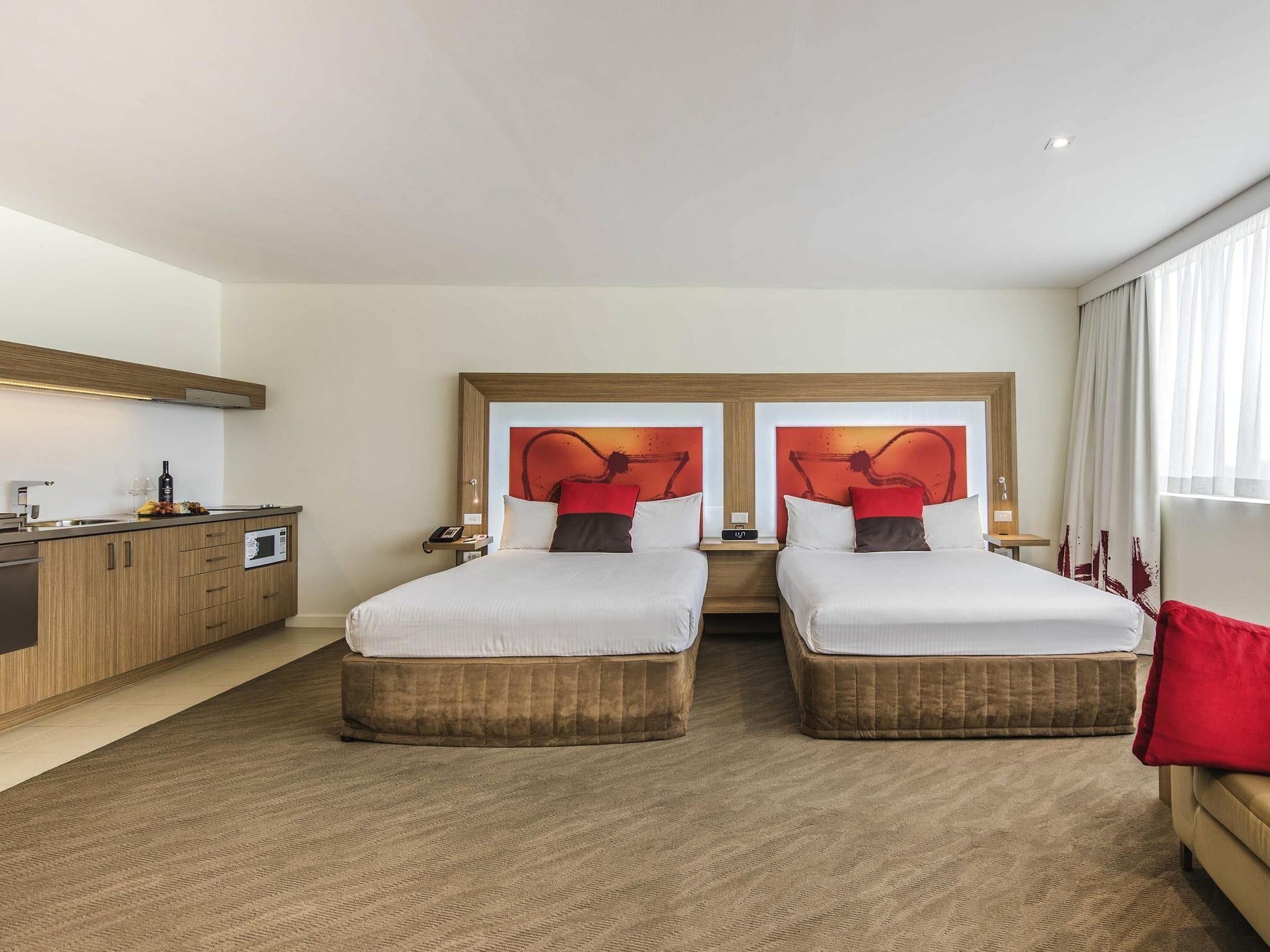 Suite Deluxe, 2 llits de matrimoni | Caixa forta a l'habitació, escriptori i cortines opaques 