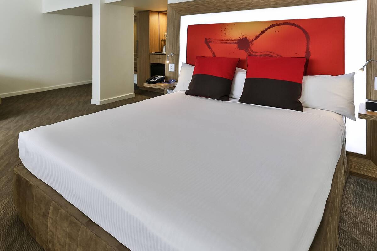 Habitación estándar, 1 cama de matrimonio grande | Caja fuerte, escritorio, cortinas opacas y tabla de planchar con plancha