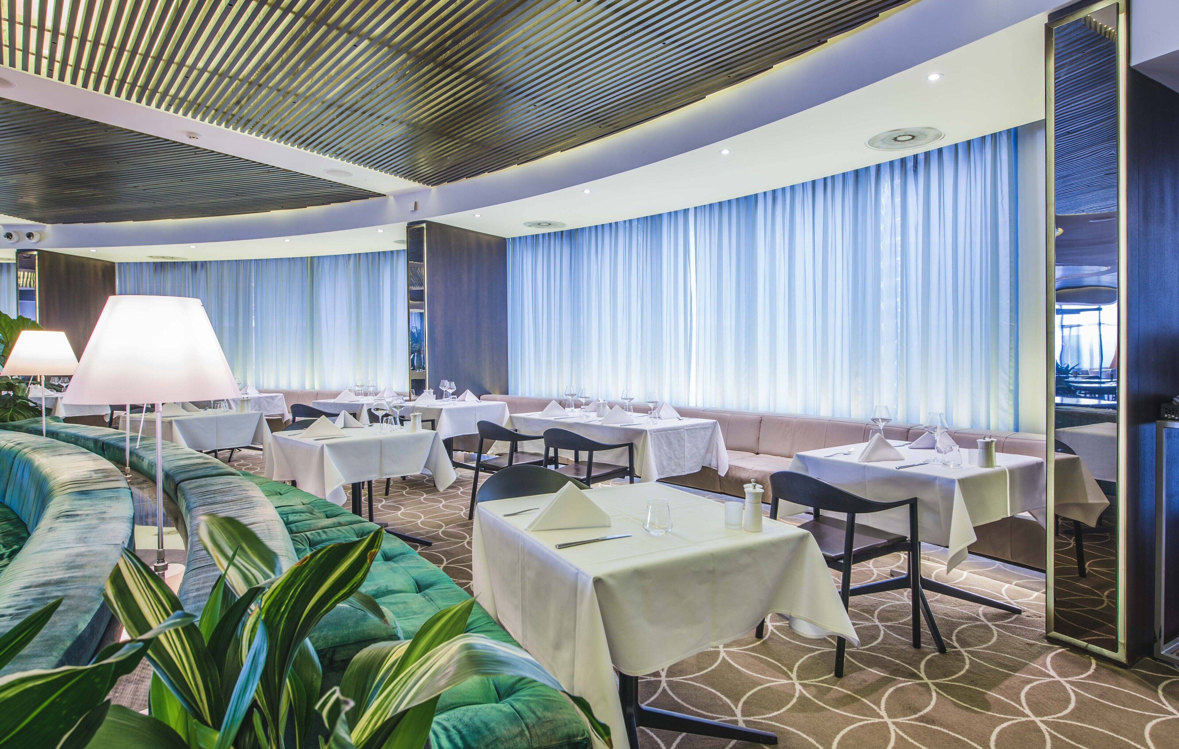 6 restaurantes, se sirven desayunos, comidas y cocina mediterránea