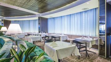 6 restaurantes, se sirven desayunos, comidas y cocina mediterránea