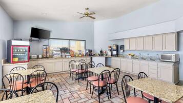 Sudah termasuk sarapan dibawa pulang setiap hari