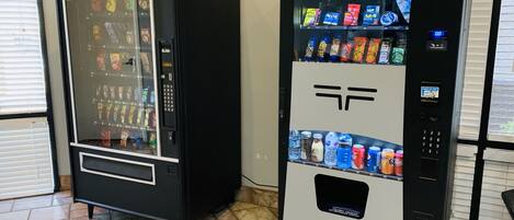Dos máquinas expendedoras con una variedad de aperitivos y bebidas.