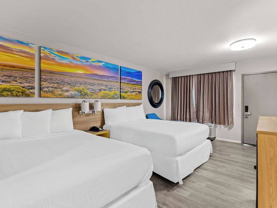 Phòng, 2 giường cỡ queen, phù hợp cho người khuyết tật, không hút thuốc | Bàn ủi/dụng cụ ủi quần áo, nôi (giường cho trẻ sơ sinh) miễn phí