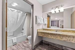 Habitación estándar, 2 camas de matrimonio | Baño | Ducha y bañera combinadas y artículos de higiene personal gratuitos