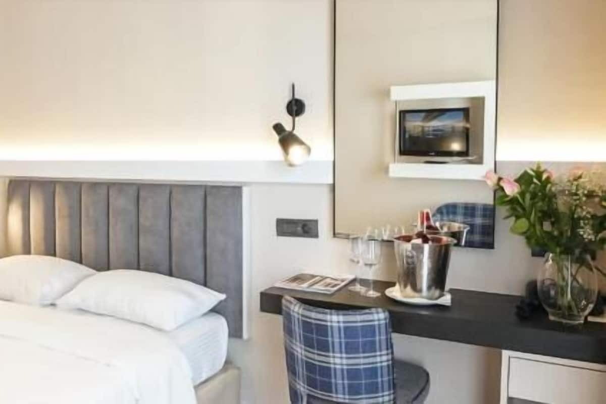 Minibaari, tallelokero huoneessa, työpöytä, äänieristys