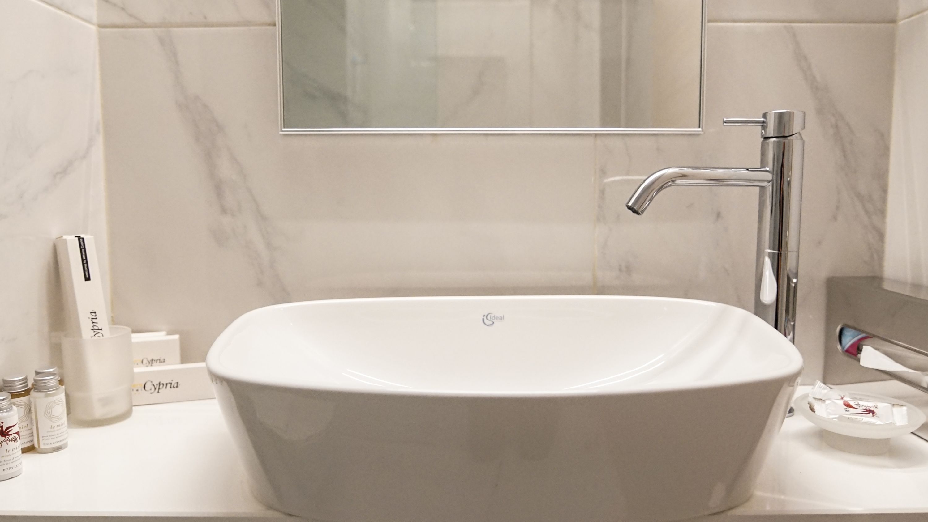 shower, rainfall showerhead, free toiletries, hair dryer