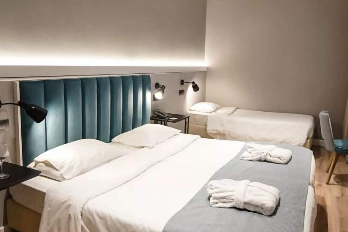 Minibar, caja de seguridad en la habitación y escritorio