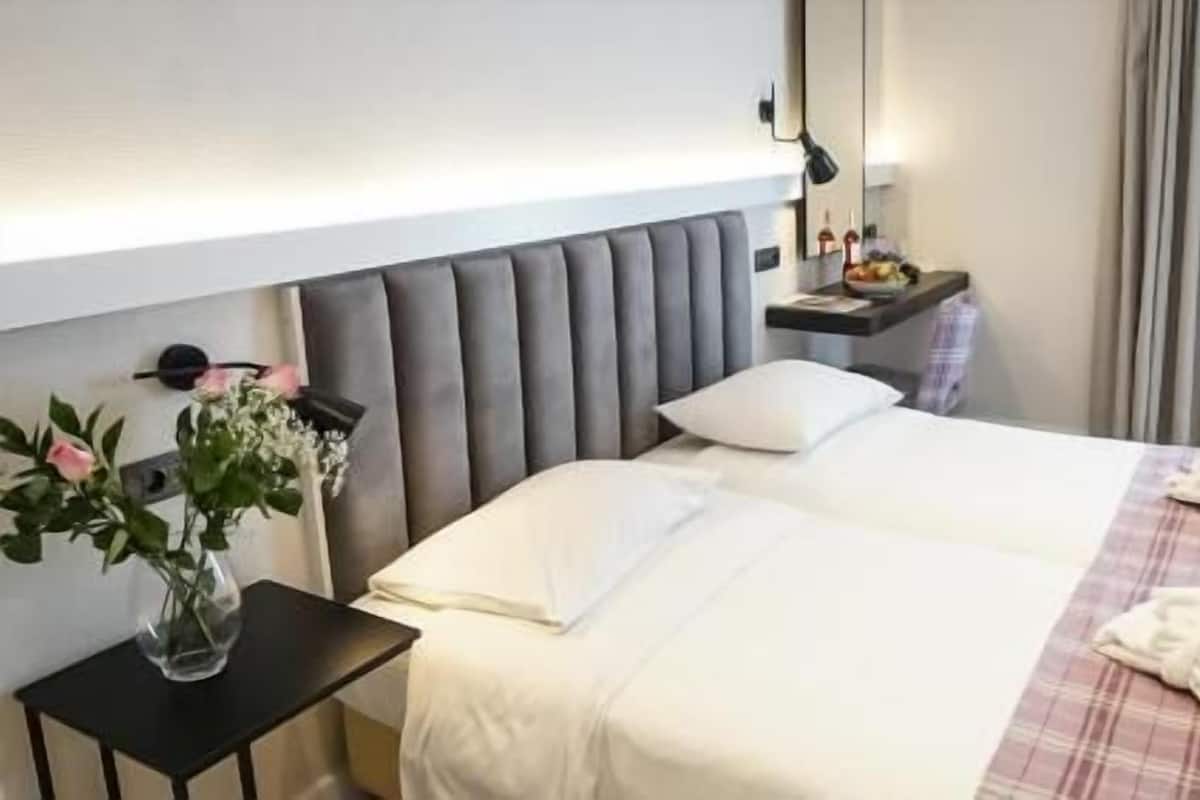 Minibaari, tallelokero huoneessa, työpöytä, äänieristys