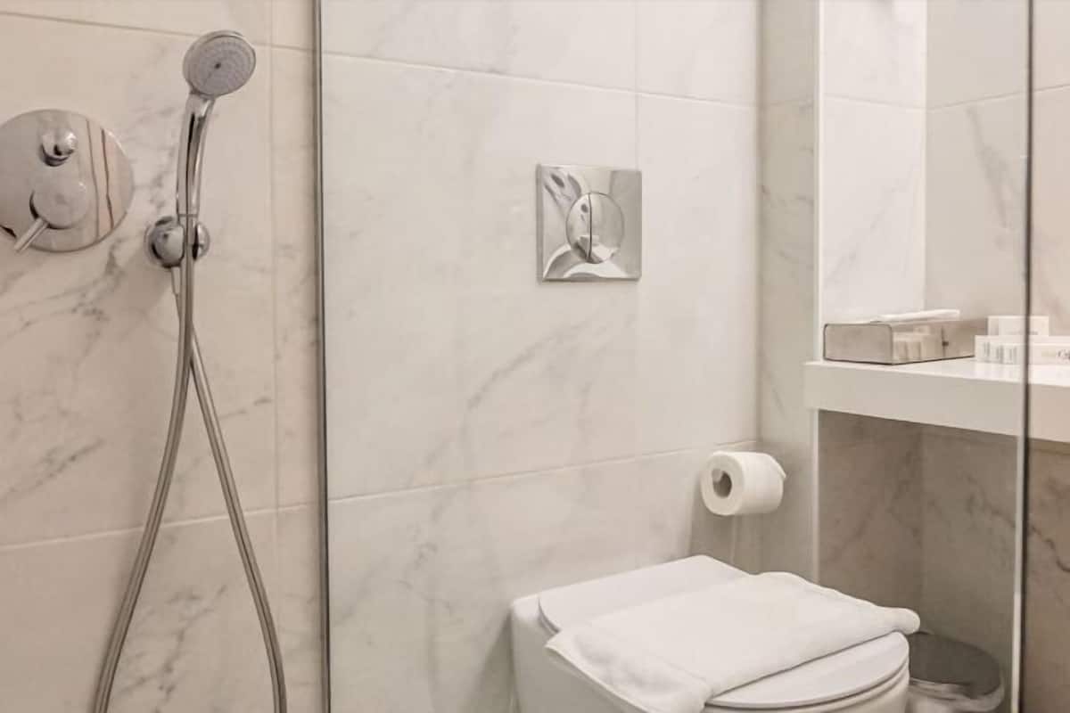 Ducha, cabezal de ducha tipo lluvia, artículos de tocador gratuitos