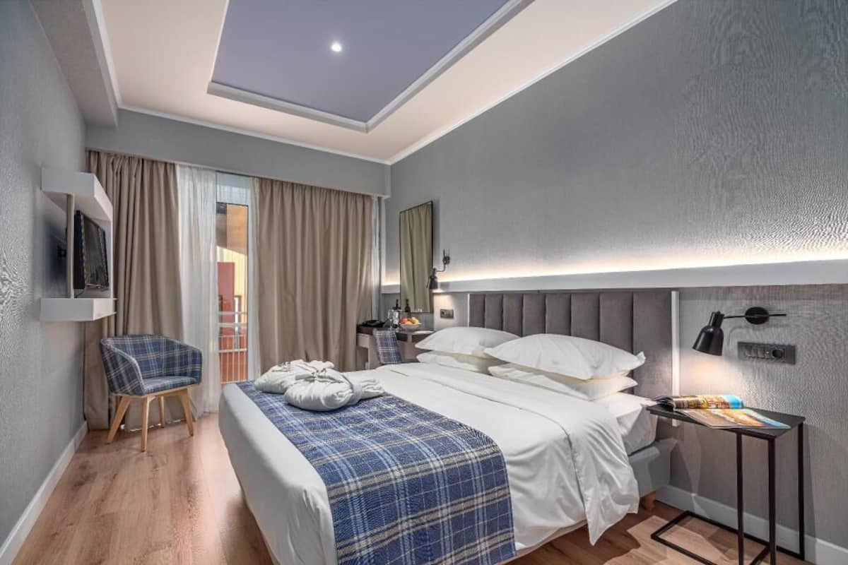 Minibaari, tallelokero huoneessa, työpöytä, äänieristys