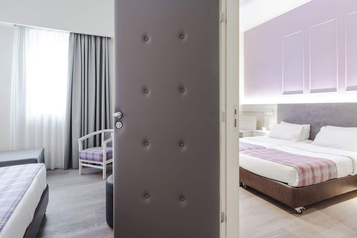 Minibar, caja de seguridad en la habitación y escritorio