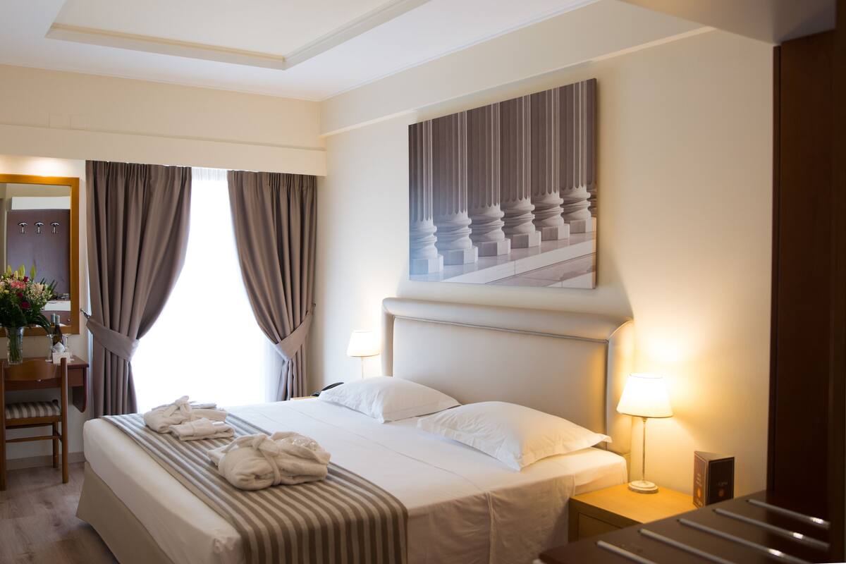 行政双人房 (Acropolis View) | 高档床上用品、迷你吧、客房内保险箱、办公桌