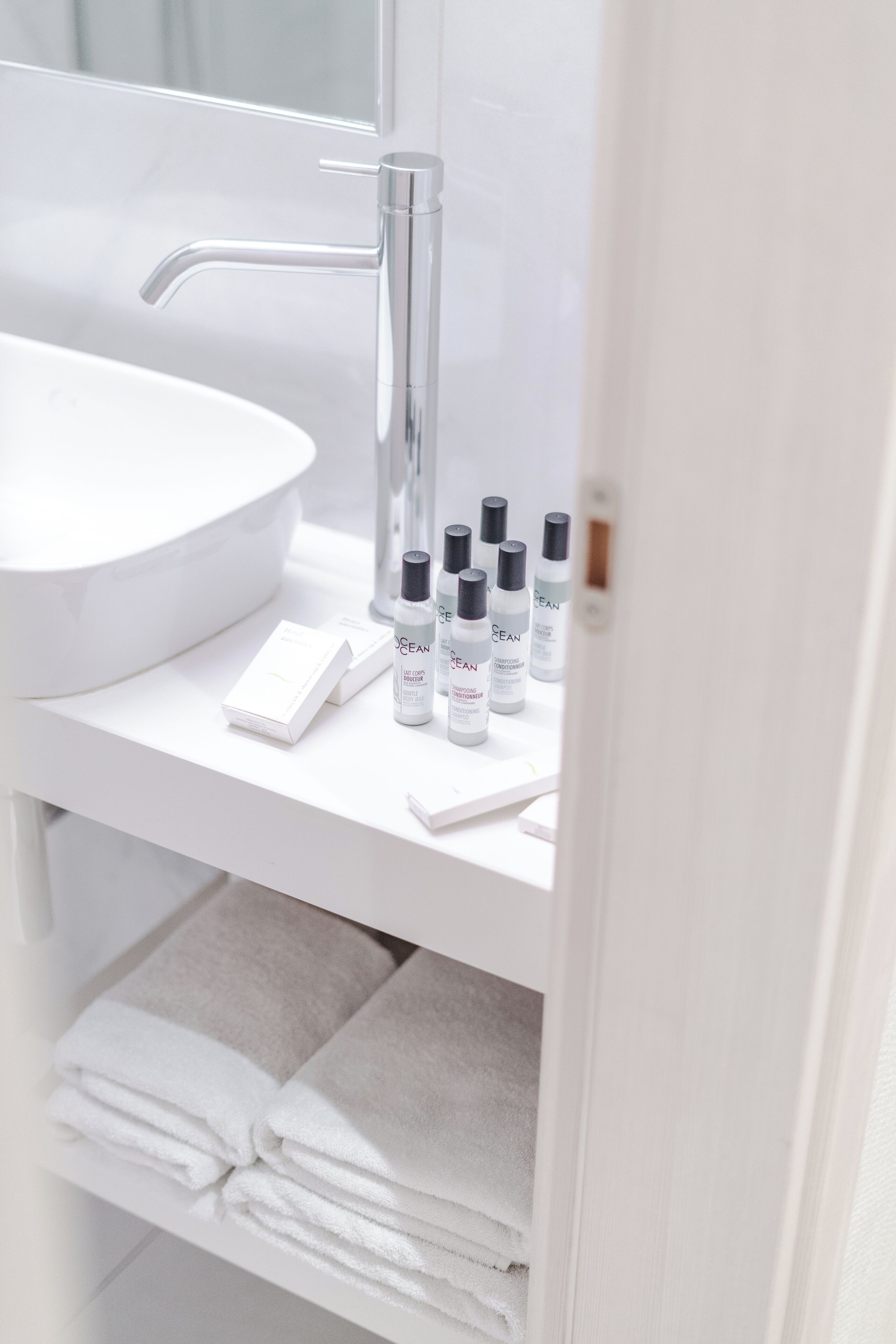 economy single room | bathroom | shower, rainfall showerhead, free toiletries, hair dryer