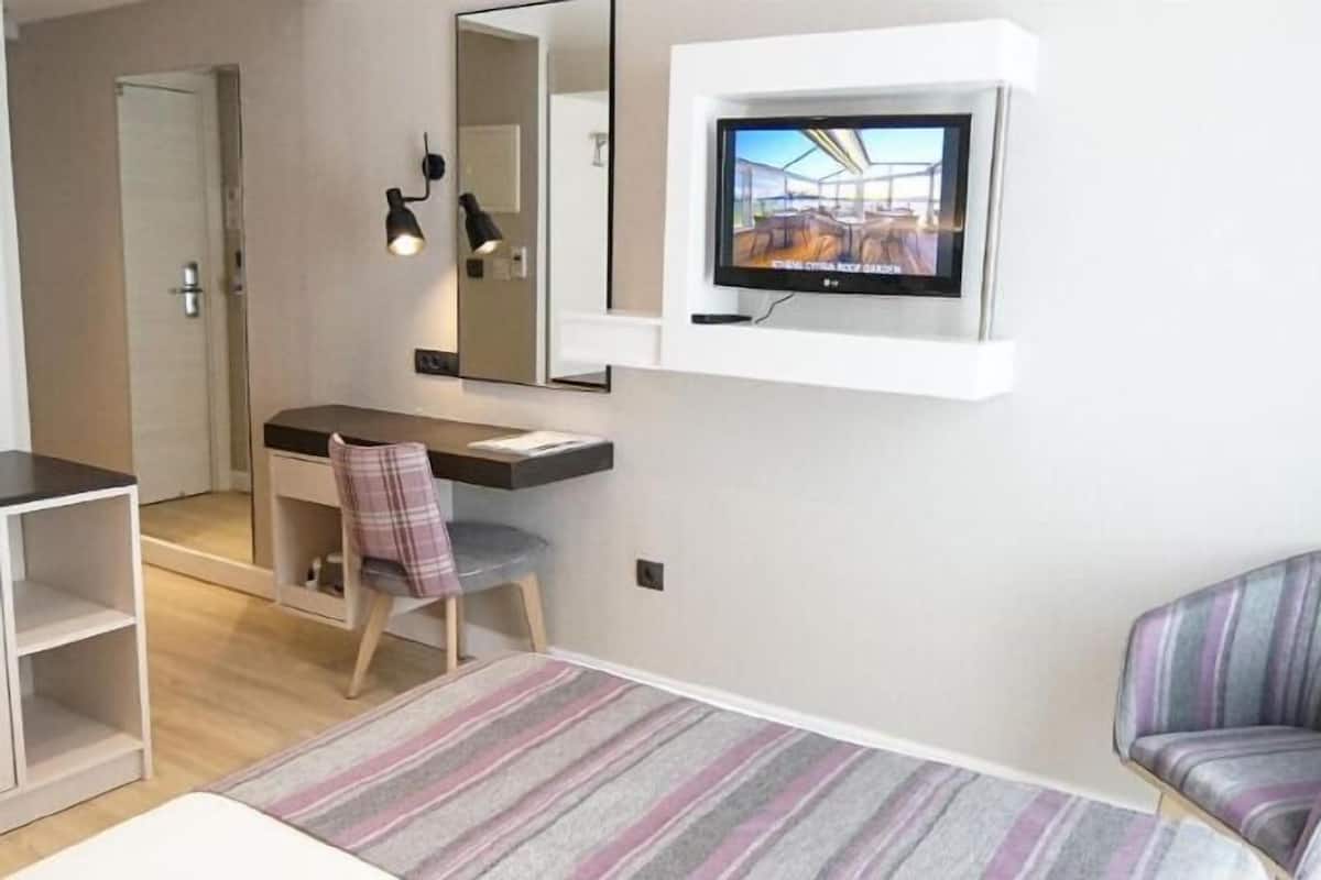 Minibaari, tallelokero huoneessa, työpöytä, äänieristys