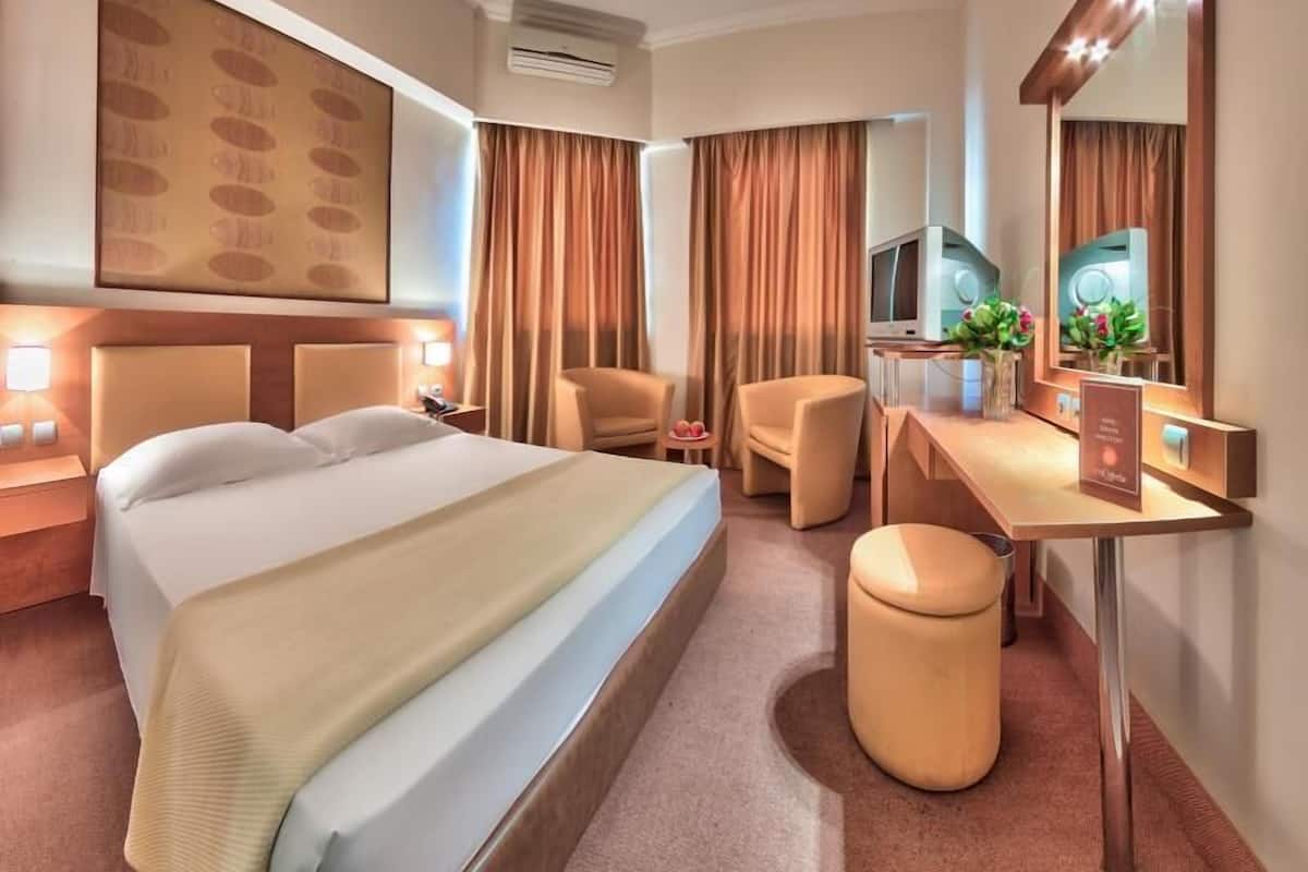 Minibaari, tallelokero huoneessa, työpöytä, äänieristys