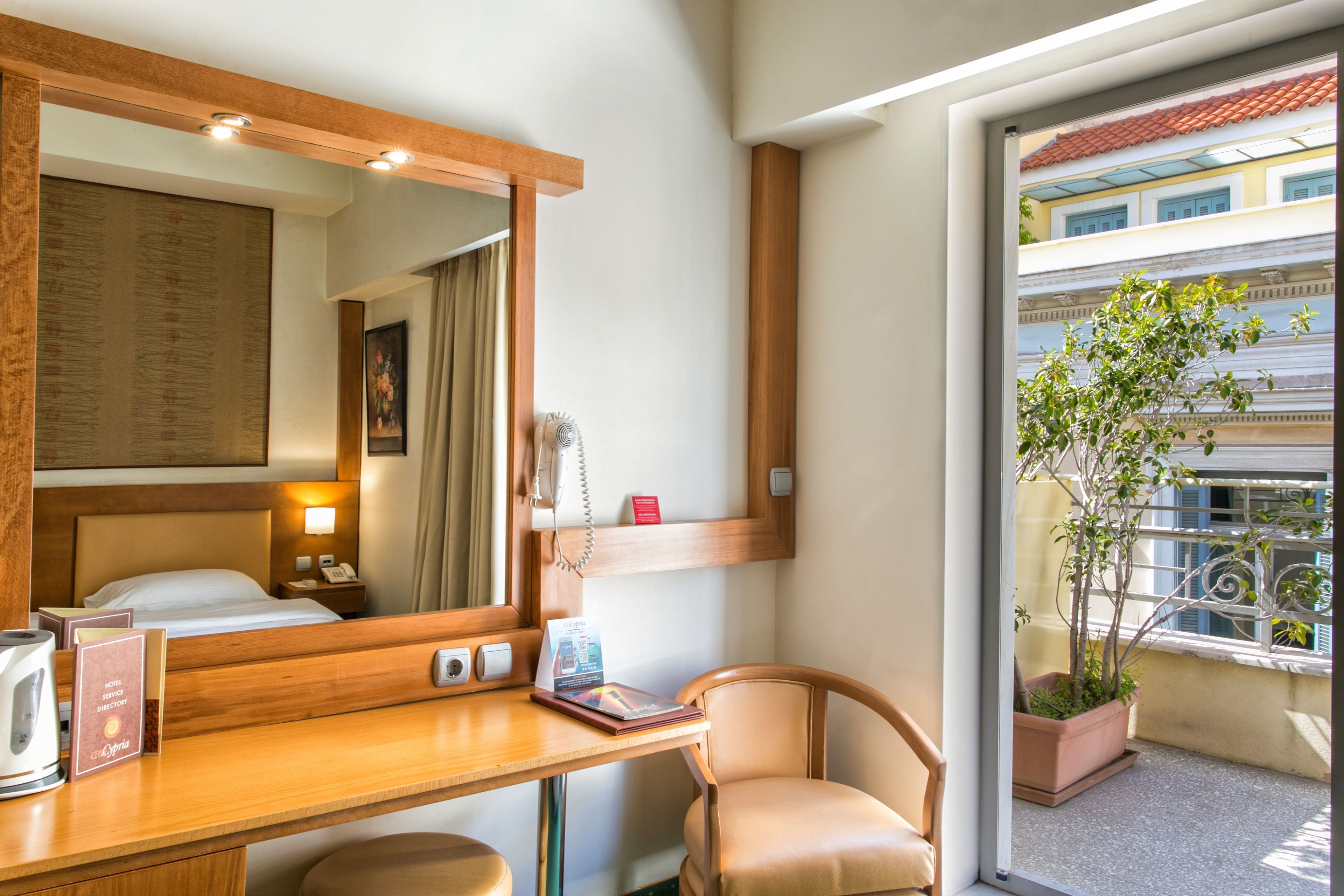 Hochwertige Bettwaren, Minibar, Zimmersafe, Schreibtisch