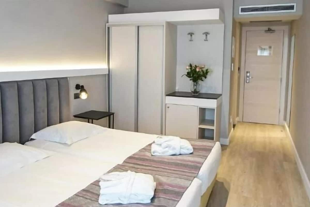 Minibar, caja de seguridad en la habitación y escritorio