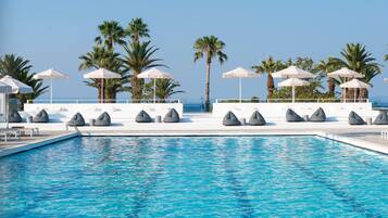 Piscine couverte, piscine extérieure, parasols de plage, chaises longues