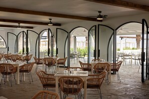 Se sirven desayunos, almuerzos y cenas; con vista al jardín
