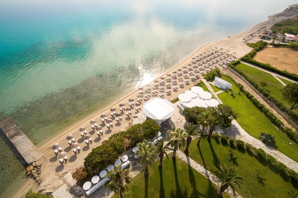 Privatstrand, Liegestühle, Sonnenschirme, Strandtücher