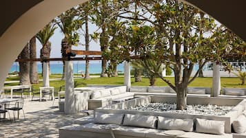 Petit déjeuner, déjeuner et dßner servis sur place, vue sur le jardin